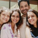 Urmilla Kothare Instagram - Remember us ??? A sambhav reunion after 12 Long years. Thank you @sharvaripatankar for making this happen.... Aaaahhhh laughed so much after sooooo long.... reminiscing the good old days and all the faux pas and kissey of shooting days... Loved it ! must do this more often ! @umesh.kamat @sharvaripatankar #IlaaBhate Bandra West