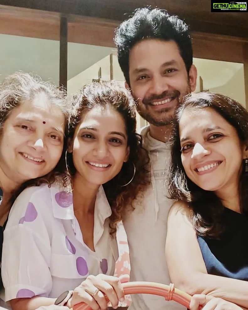 Urmilla Kothare Instagram - Remember us ??? A sambhav reunion after 12 Long years. Thank you @sharvaripatankar for making this happen.... Aaaahhhh laughed so much after sooooo long.... reminiscing the good old days and all the faux pas and kissey of shooting days... Loved it ! must do this more often ! @umesh.kamat @sharvaripatankar #IlaaBhate Bandra West