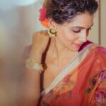 Urmilla Kothare Instagram – #Navratri2022 🧡
. 
.
.
Costume Designed by @moresha_sameera_dalvi
Styled by @trushala_nayak
Photography @deepali_td_official
#instagood #sunday #navratri #festival #india #urmilakothare ✨