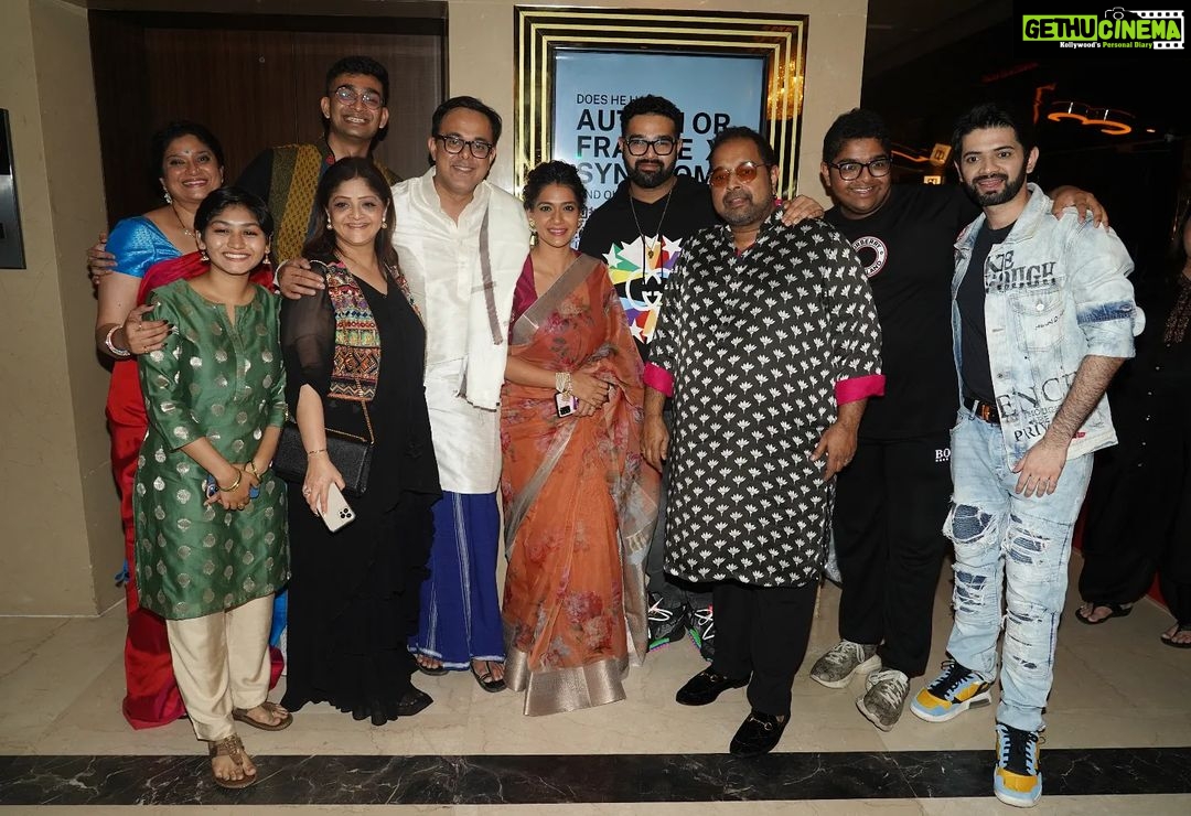 Urmilla Kothare Instagram - 📸 Glimpses of #EkdaKaayZala #RedCarpet #Premiere . . 🥻 Outfit by @moresha_sameera_dalvi 💁🏻♀️ Styled by @trushala_nayak . . @ekda_kaay_zala #movie #premiere #saree #look #fashiongram #instagood #urmilakothare ✨ Mumbai - मुंबई