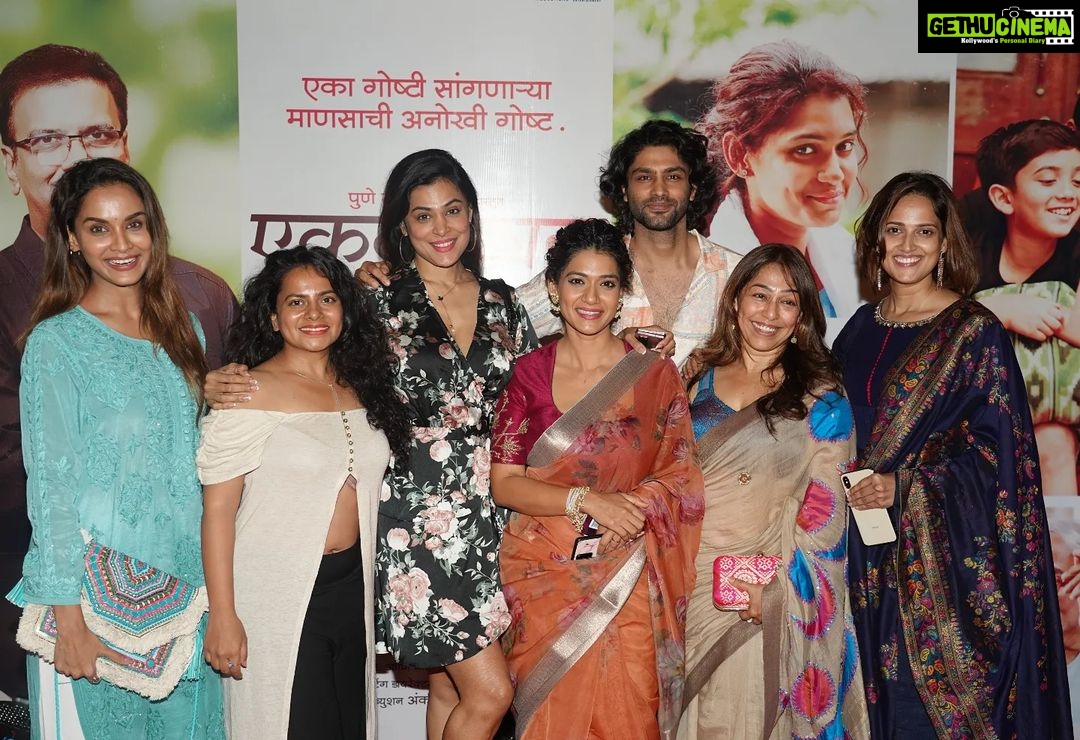 Urmilla Kothare Instagram - 📸 Glimpses of #EkdaKaayZala #RedCarpet #Premiere . . 🥻 Outfit by @moresha_sameera_dalvi 💁🏻♀️ Styled by @trushala_nayak . . @ekda_kaay_zala #movie #premiere #saree #look #fashiongram #instagood #urmilakothare ✨ Mumbai - मुंबई
