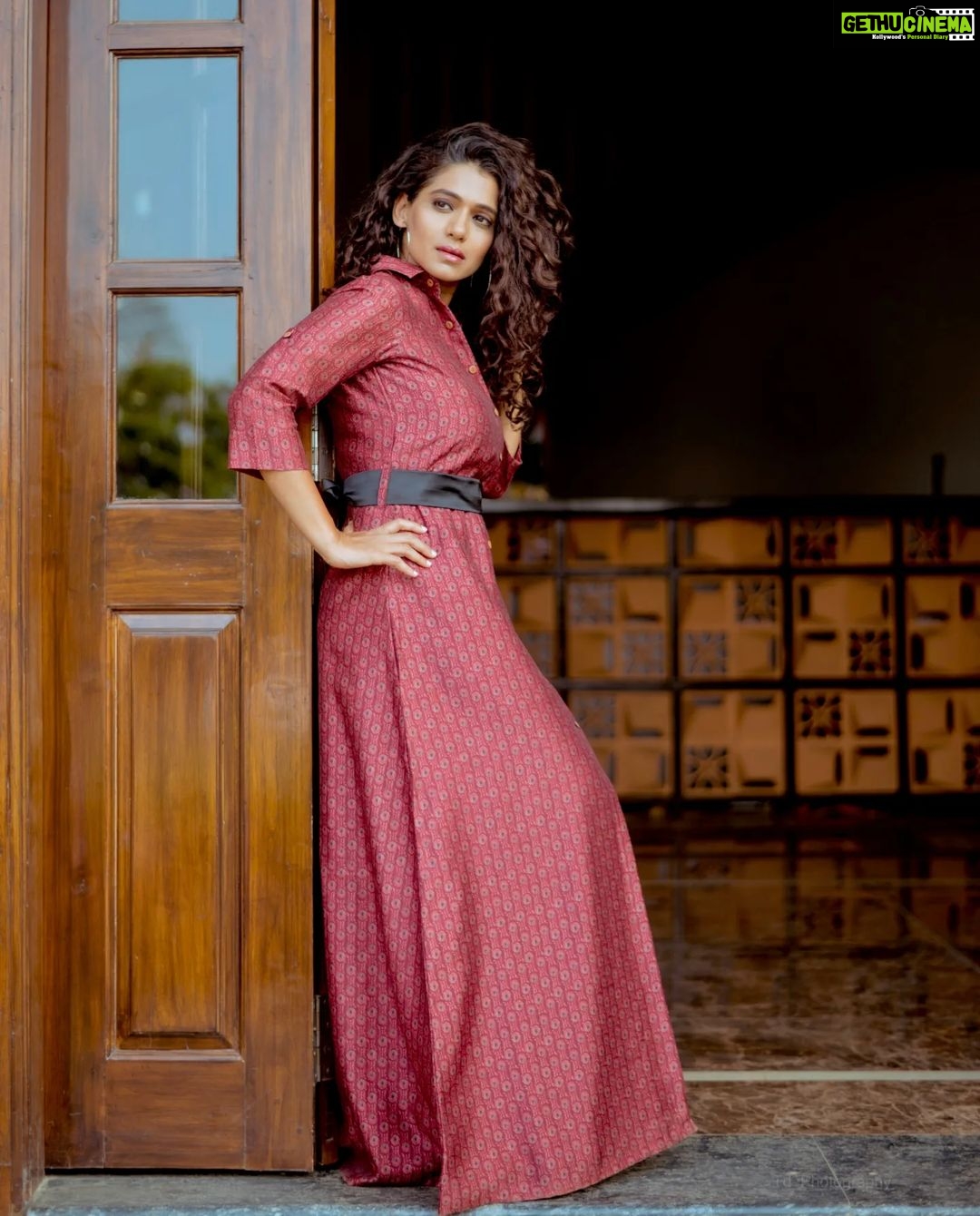 Urmilla Kothare Instagram - 📸 @deepali_td_official 👗 Outfit by @ashmikadesigns . . #weekend #vibes #instagood #fashion #photography #ootd ❤️❤️❤️ Mumbai - मुंबई