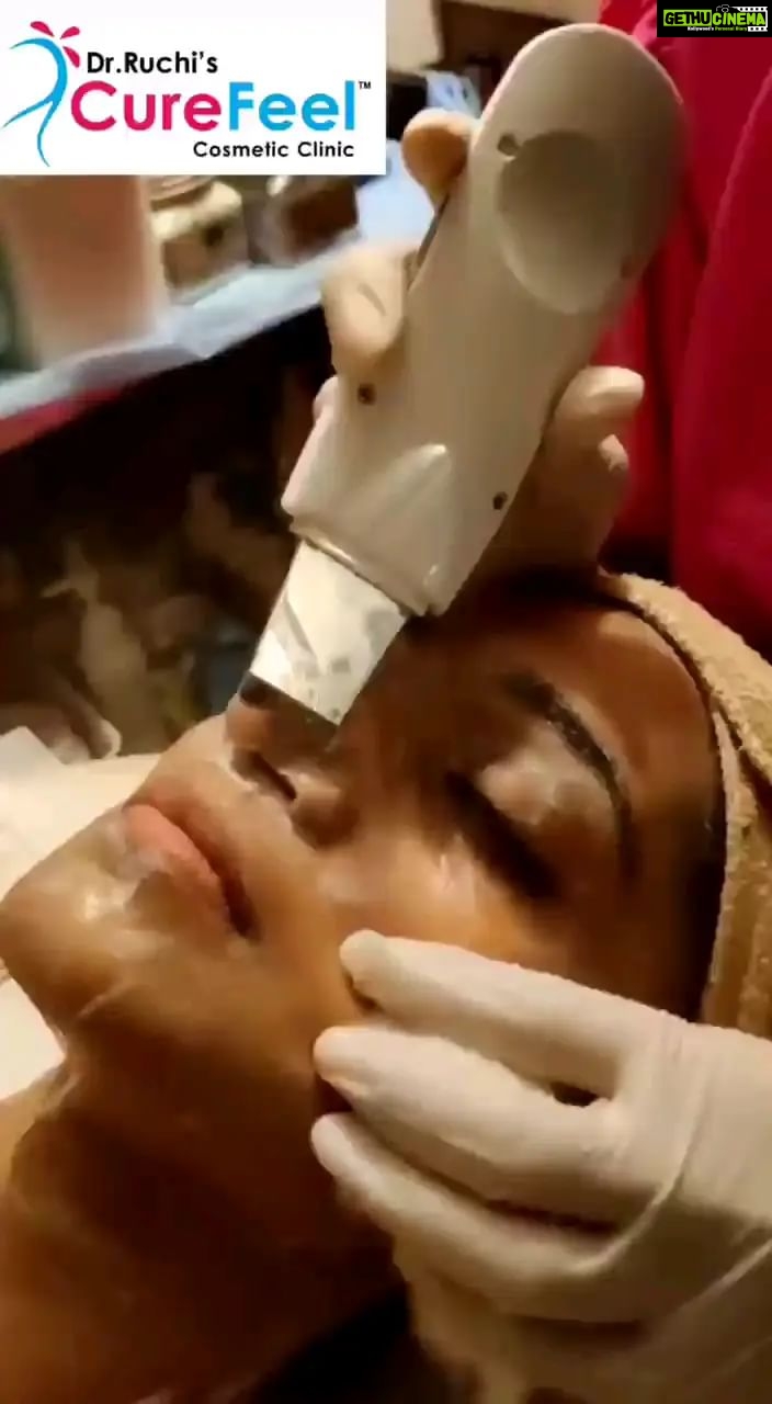 Urmilla Kothare Instagram - Actress @urmilakothare post her shooting schedule under harsh summer heat.🔥🌡️🌅 Who should do it? People with sunburnt, dark, pigmented, uneven-toned complexion with dry skin, impurities and blocked pores.☀️☀️ Result- Reduce pigmentations, tanning, redness, soothe and hydrate the skin, provides glow and clear complexion Mechanism- Comprises of Deep cleansing and exfoliation of the skin, followed by hydrafacial and concluded with 💫GLOW PEEL 💫that peels off the dead n damaged skin layers to produce glowing, smoother and detanned skin. Fight the heat and tan this summer with Curefeels De-tan MediFacial.🌞🌞🌞 Call us or Dm us now for more info! Discount offers available😍🥳 @ruchi_biswas #actress #marathi #marathi #skincare #skincareroutine #instareels #instagood #instagram #women #womenempowerment #womeninbusiness #summer #tan #beauty #peels #mumbai #chembur #maharashtra #curefeelclinic Dr. Ruchi's Curefeel Cosmetic Clinic