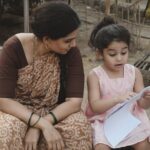 Urmilla Kothare Instagram - माझी आई माझा अभ्यास घेताना टिपलेला क्षण... मातृदिनाच्या शुभेच्छा !! #mothersday 📸 @deep_bhosle11