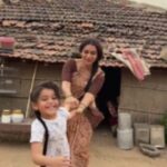 Urmilla Kothare Instagram - Earlier post was #reellife now comes #reallife #funonset with my munchkin 🥰 #TujhechMiGeetGaatAahe @star_pravah