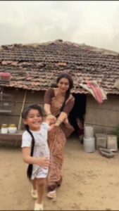 Urmilla Kothare Instagram - Earlier post was #reellife now comes #reallife #funonset with my munchkin 🥰
#TujhechMiGeetGaatAahe
@star_pravah