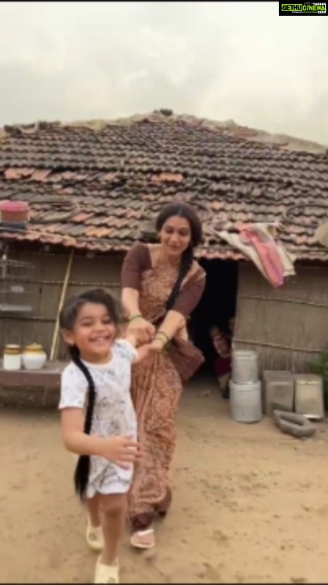 Urmilla Kothare Instagram - Earlier post was #reellife now comes #reallife #funonset with my munchkin 🥰 #TujhechMiGeetGaatAahe @star_pravah