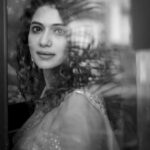 Urmilla Kothare Instagram - 🖤 #photooftheday #instagood #saree #look ✨ 📸 @deepali_td_official Mumbai, Maharashtra