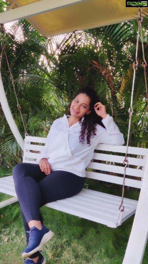 Urmilla Kothare Instagram - ☀️ Smile. Sparkle. Shine ... Hope your day is as bright and gorgeous as mine... ❤️🤗 #reelitfeelit #beautiful #sunday #vibes #instagood #urmilakothare #reels 📍 @nirva_resort