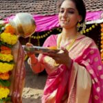 Urmilla Kothare Instagram - मराठी परंपरेचे प्रतीक - आपली मराठमोळी नथ! ह्या गुढीपाडव्याच्या शुभप्रसंगी सहभागी व्हा #स्टारप्रवाहनथीचानखरा सोहळ्यामध्ये #StarPravahNathichaNakhra सहभागी होण्यासाठी ह्या गुढीपाडव्याला तुम्ही नथ घातलेला एक सेल्फी काढून #स्टारप्रवाहनथीचानखरा #StarPravahNathichaNakhra हे Hashtag (हॅशटॅग) वापरून फोटो पोस्ट करा. निवडक फोटोज स्टार प्रवाहच्या सोशल मीडिया हँडल वर पोस्ट केले जातील. तुम्हा सर्वांना गुढीपाडव्याच्या आणि मराठी नूतन वर्षाच्या हार्दिक शुभेच्छा! आणि हो... पाहायला विसरू नका स्टार प्रवाह परिवार पुरस्कार 2022. आपल्या घरचा सोहळा आहे, नक्की यायचं! #starpravahparivar2022 #SohalaMahrashtracha #StarPravah 3 एप्रिल रोजी संध्याकाळी 07:00 वाजता फक्त आपल्या स्टार प्रवाह वर. मराठी परंपरा, मराठी प्रवाह.