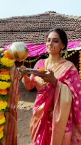 Urmilla Kothare Instagram - मराठी परंपरेचे प्रतीक - आपली मराठमोळी नथ! ह्या गुढीपाडव्याच्या शुभप्रसंगी सहभागी व्हा #स्टारप्रवाहनथीचानखरा सोहळ्यामध्ये #StarPravahNathichaNakhra 

सहभागी होण्यासाठी ह्या गुढीपाडव्याला तुम्ही नथ घातलेला एक सेल्फी काढून #स्टारप्रवाहनथीचानखरा  #StarPravahNathichaNakhra  हे Hashtag (हॅशटॅग) वापरून फोटो पोस्ट करा.
निवडक फोटोज स्टार प्रवाहच्या सोशल मीडिया हँडल वर पोस्ट केले जातील.

तुम्हा सर्वांना गुढीपाडव्याच्या आणि मराठी नूतन वर्षाच्या हार्दिक शुभेच्छा! आणि हो... पाहायला विसरू नका स्टार प्रवाह परिवार पुरस्कार 2022. आपल्या घरचा सोहळा आहे, नक्की यायचं! #starpravahparivar2022 #SohalaMahrashtracha #StarPravah
 3 एप्रिल रोजी संध्याकाळी 07:00 वाजता फक्त आपल्या स्टार प्रवाह वर. 
मराठी परंपरा, मराठी प्रवाह.