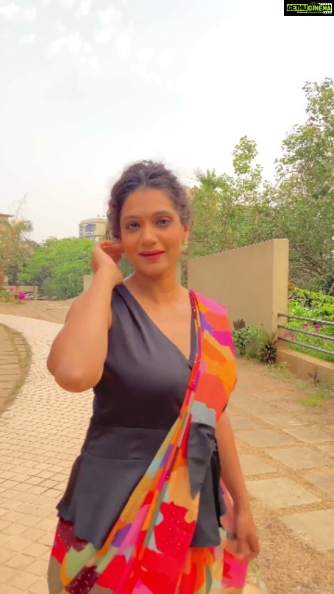 Urmilla Kothare Instagram - ❤️❤️❤️❤️ #reelsindia #reelitfeelit #sareefashion 🥰 👗 Outfit by @moresha_sameera_dalvi #weekend #vibes #urmilakothare