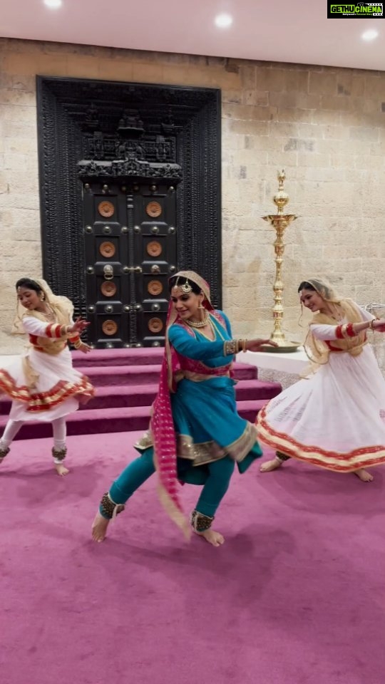 Urmilla Kothare Instagram - ✨ Glimpse from our performance at the @ncpamumbai ✨ @sakshie_sa @taniha07 . . #reelsinstagram #music #reels #reelsindia #dance #performance #urmilakothare #reelitfeelit 🥰