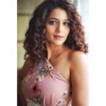 Urmilla Kothare Instagram - "She's one of the rare ones, so effortlessly herself, and the world loves her for it." ~ Atticus ❤️ . . . 📸 Photography - @akshaykolvankarr 👗 Outfit by @moresha_sameera_dalvi Stylist - @styled_by_shweta #photooftheday #instagood #curlyhair #look #fashion #style #urmilakothare