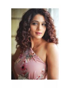 Urmilla Kothare Instagram - "She's one of the rare ones, so effortlessly herself, and the world loves her for it." ~ Atticus ❤️
.
.
.
📸 Photography - @akshaykolvankarr
👗 Outfit by @moresha_sameera_dalvi
Stylist - @styled_by_shweta
#photooftheday #instagood #curlyhair #look #fashion #style #urmilakothare