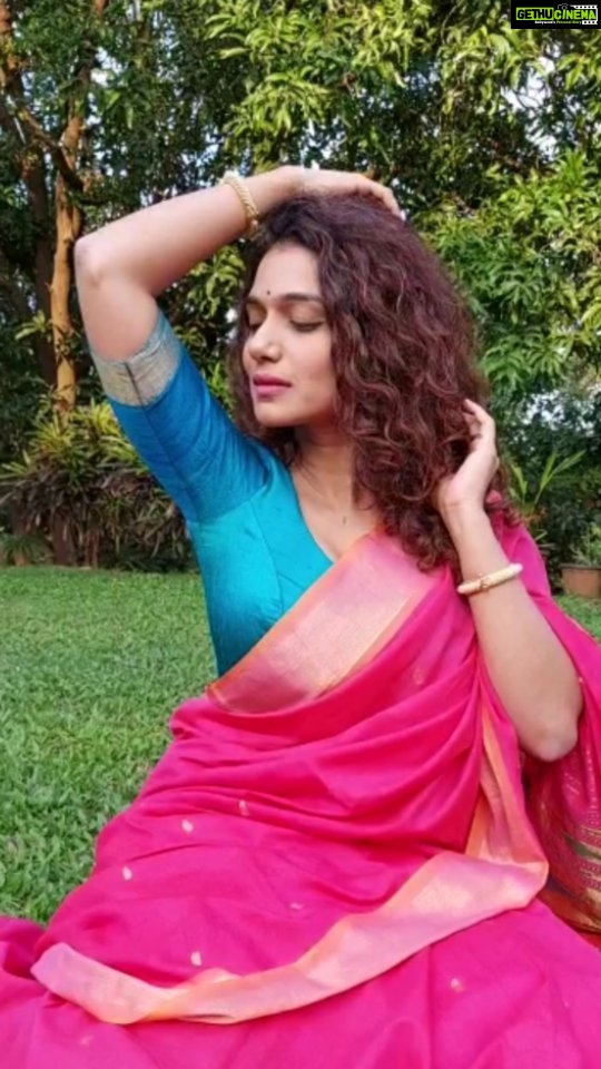 Urmilla Kothare Instagram - Part 2 : What could have been better than Shringar Ras #Bandish on this Valentine's Day ... Happy Valentine's Day ❤️ #Kathak #KathakDance #Abhinaya #ShringaarRas #ValentinesDay #instagramreels #reelitfeelit #urmilakothare #reelsvideo