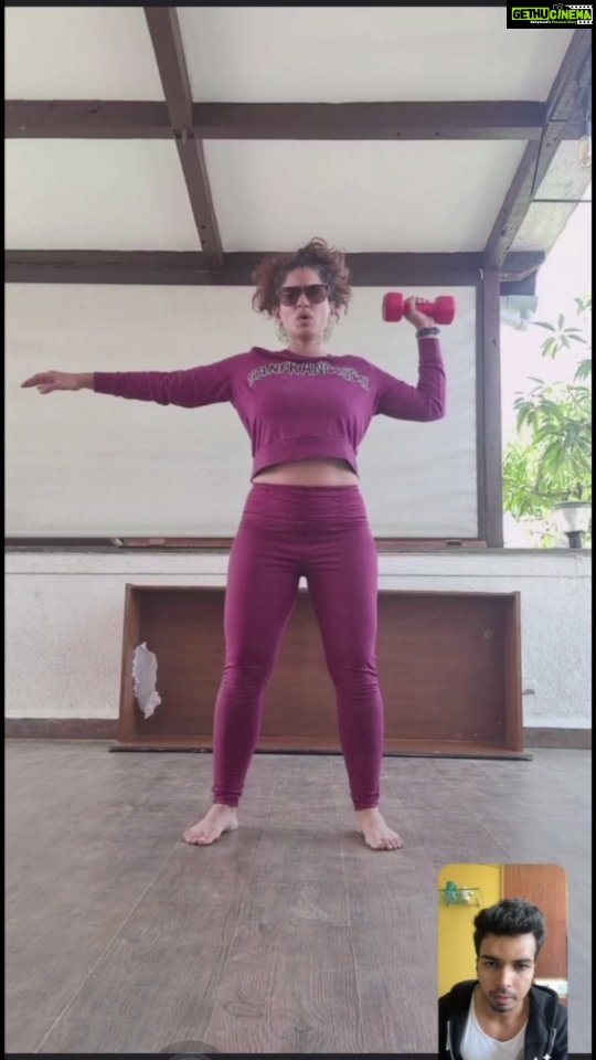 Urmilla Kothare Instagram - Who works out with glares on π€ ? βοΈ I doππ
working out in the terrace at noon gets really sunny and stressful on the eyes... so wear my glares and go for it ! #noexcuses #nostress = #fitme with @askknatural #askknatural