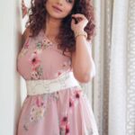 Urmilla Kothare Instagram - 🌺🌺🌺 📸 Photography - @akshaykolvankarr 👗 Outfit by @moresha_sameera_dalvi Stylist - @styled_by_shweta #photoshoot #ootd #reelitfeelit #urmilakothare #reelkarofeelkaro