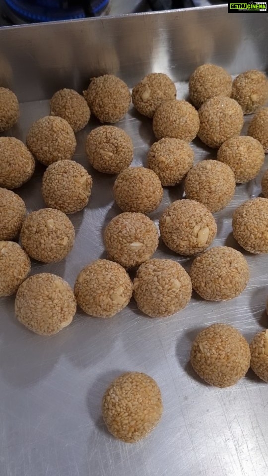 Urmilla Kothare Instagram - तीळगूळ घ्या आणि सदैव गोड बोला !! #happymakarsankranti #happypongal