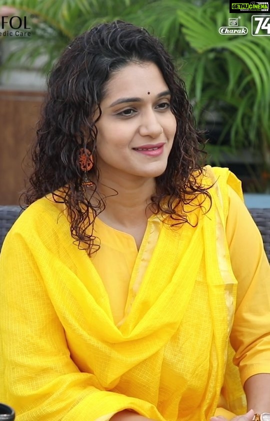 Urmilla Kothare Instagram - #AdCollaboration - माझ्या कुटुंबाचं स्वास्थ्य ह्याला मी कायम प्राधान्य देते! त्यासाठी माझा विश्वास आहे 74 वर्षांपासून आयुर्वेदमध्ये एक्सपर्ट असलेले @charakpharma च्या कोफॉल आयुर्वेदिक रेंजवर! यांच्या कोफॉल इम्युनिटी टॅबलेट्स क्लिनिकली टेस्टेड आहे. ज्या प्रतिकारशक्तीला जवळपास 3X वाढवण्यास मदत करतात. डॉक्टरांद्वारे 8 आयुर्वेदिक जडीबुटींपासून बनवली गेलेली ही टॅबलेट सर्दी, खोकला आणि व्हायरल इन्फेक्शनला कमी करण्याससुद्धा मदत करते. तेव्हा आपणसुद्धा माझ्याप्रमाणेच तुमच्या कुटुंबाच्या चांगल्या IMMUNITY साठी कोफॉल टॅबलेटची निवड करा! अधिक माहितीसाठी फॉलो करा @vedistryindia आत्ताच खरेदी करा- www.vedistry.com | www.charak.com to avail 30% off on entire range. Also available on Amazon, Flipkart, Tata 1mg, Pharmeasy & Netmeds #immunity #kofol #charakpharma #vedistryindia #ayurveda #herbs #immunityboost #research #ayurvedic #viral #infection #cold #cough #celebrity #marathiactor #influencer