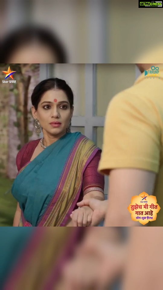 Urmilla Kothare Instagram - घर सोडून जाणाऱ्या मंजुळाला मल्हारने थांबवलं... कसा वाटला कालचा भाग कमेंट करून सांगा... 'तुझेच मी गीत गात आहे’ सोम ते शुक्र रात्री ९ वा. Star प्रवाह वर... #TujhechMiGeetGaatAahe #StarPravah @urmilakothare @abhijeetkhandkekar @avni.taywade @tejaswinilonari @pallavivaidya_official @sachinsdeshpande @hardeek_joshi @ddhanashri_official @kanchangupte @avaneeaniruddhajoshi @vighnesh.369 @usha_naik_11 @shubhaprashant_official @josdip @tejendraneswankar @sonawaneshemant @mihirvelankar #suvarnamantri @shaileshdatar @nitinpatil672 @umeshbane_official @star_pravah #urmilakothare #abhijitkhandkekar #avnitaywade #TejaswiniLonari #umeshbane #deeptijoshi #TMGGA
