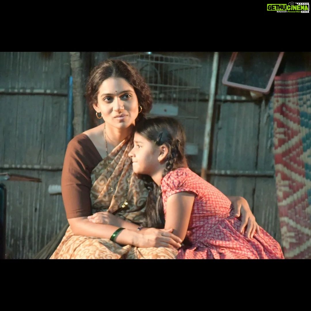 Urmilla Kothare Instagram - Happy Mother's day to my Mothers @urmilakothare @shwe_taywade @star_pravah Pic credit- @deep_bhosle11 #swara #motherdaughter #vaidehi #tmgga #tujhechmigeetgaatahe #starpravha #bonding #shootfun #aaibaizalinagadbadi