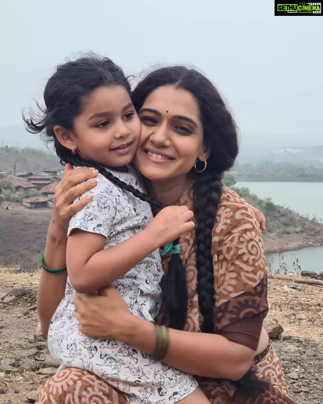 Urmilla Kothare Instagram - With Both my daughters 💕 @avni.taywade @star_pravah #TujhechMiGeetGaatAahe #StarPravah #mothersday Mumbai - मुंबई