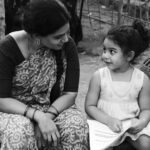 Urmilla Kothare Instagram - माझी आई माझा अभ्यास घेताना टिपलेला क्षण... मातृदिनाच्या शुभेच्छा !! #mothersday 📸 @deep_bhosle11