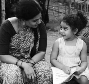 Urmilla Kothare Instagram - माझी आई माझा अभ्यास घेताना टिपलेला क्षण...
मातृदिनाच्या शुभेच्छा !! 
#mothersday 
📸 @deep_bhosle11