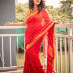 Urmilla Kothare Instagram - #Navratri2023 - आजचा रंग लाल (Red) ❤️ . . ✨ Outfit by @kalavati_byrasika 📸 Photography by @sapstudio.in . . . #instagood #festival #navratri #photooftheday #goodvibes #sareelove #fashiondiaries #style ✨ Mumbai - मुंबई