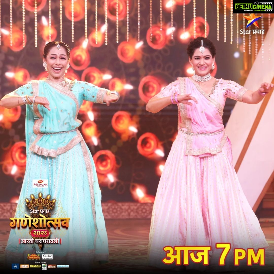 Urmilla Kothare Instagram - नक्की पहा हे भक्तिमय सादरीकरण... पहा #StarPravahGaneshotsav2023 आज संध्या. 7 वा. Star प्रवाहवर.... ‘Star प्रवाह गणेशोत्सव २०२३’ ।। आरती घराघरातली ।। #AartiGharagharatali #Ganeshotsav2023 #StarPravah