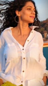 Urmilla Kothare Instagram - 🎼 Cover Me in Sunshine 🌅
.
.
📸 Edited by @saurabh_bhanage_photography_
.
.
#reels #instamood #reelsindia #urmilakothare #reelitfeelit #goodvibes #weekend #reelsinstagram 🧡🌊🌤️