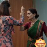 Urmilla Kothare Instagram - मोनिकाचं गुपित उघड झाल्यानंतर मंजुळाने तिला हिसका दाखवला... . . 'तुझेच मी गीत गात आहे’ सोमवार ते शुक्रवार रात्री ९ वा. Star प्रवाह वर... #TujhechMiGeetGaatAahe #StarPravah @urmilakothare @abhijeetkhandkekar @avni.taywade @priyamarathe @pallavivaidya_official @sachinsdeshpande @ddhanashri_official @kanchangupte @avaneeaniruddhajoshi @vighnesh.369 @shubhaprashant_official @josdip @tejendraneswankar @sonawaneshemant @mihirvelankar #suvarnamantri @shaileshdatar @nitinpatil672 @umeshbane_official @star_pravah #urmilakothare #abhijitkhandkekar #avnitaywade #priyamarathe #umeshbane #deeptijoshi #TMGGA