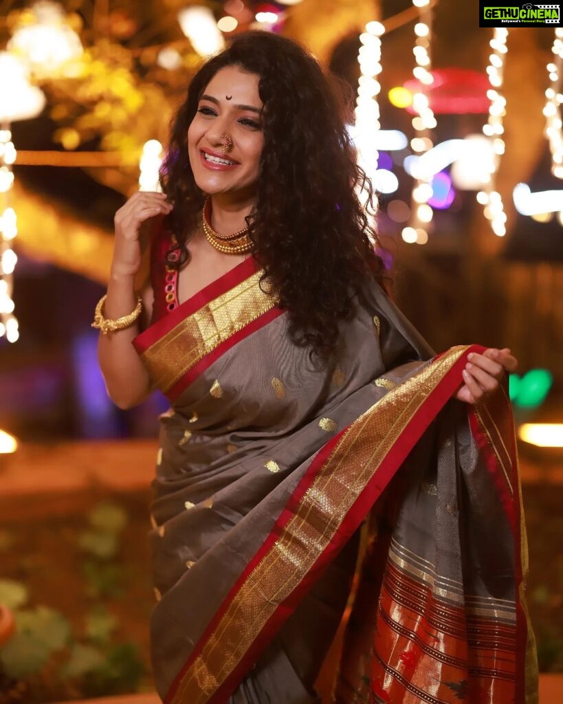 Urmilla Kothare Instagram - May the festival of lights fill your lives with bright smiles, laughter and loads and happiness... शुभ दीपावली!! Saree/ accessories : @massakali_saree 📸 : @rishikeshbhambure