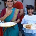 Urmilla Kothare Instagram – आज सादर होत आहे ‘तुझेच मी गीत गात आहे’ मालिकेचा ३०० वा भाग….
या निमित्ताने मालिकेच्या सेटवर आज आमरस पुरीचा छान बेत करत मालिकेच्या टिमने सेलिब्रेशन केलं.
#TujhechMiGeetGaatAahe #StarPravah 

@vighnesh.369 
 @urmilakothare @abhijeetkhandkekar @avni.taywade @priyamarathe @avaneeaniruddhajoshi @pallavivaidya_official @sachinsdeshpande  @kanchangupte @umeshbane_official  @shubhaprashant_official @tejendraneswankar