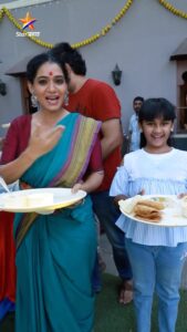 Urmilla Kothare Instagram - आज सादर होत आहे ‘तुझेच मी गीत गात आहे’ मालिकेचा ३०० वा भाग....
या निमित्ताने मालिकेच्या सेटवर आज आमरस पुरीचा छान बेत करत मालिकेच्या टिमने सेलिब्रेशन केलं.
#TujhechMiGeetGaatAahe #StarPravah 

@vighnesh.369 
 @urmilakothare @abhijeetkhandkekar @avni.taywade @priyamarathe @avaneeaniruddhajoshi @pallavivaidya_official @sachinsdeshpande  @kanchangupte @umeshbane_official  @shubhaprashant_official @tejendraneswankar