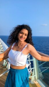 Urmilla Kothare Instagram - 🎶 खुले आसमान में ख्वाबों के परिंदे ❤️ ... 
. 
. 
🛳 @cordeliacruises @mirabilisinc
📸 Photography @manishtandel7203
👗 Outfit by @moresha_sameera_dalvi 
💫 Edited by @saurabh_bhanage.7
. 
. 
.
#reelsinstagram #instamood #cordeliacruises #cruise #vacation #trip #reelsindia #bts #reelitfeelit #reels ✨