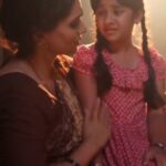 Urmilla Kothare Instagram - आईच्या हातांना फक्त माया करणं माहित असतं...🥰 #MothersDay2023 #StarPravah @urmilakothare @avni.taywade
