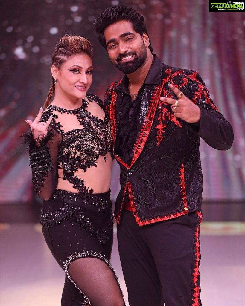 Urvashi Dholakia Instagram - #URVABHAV is ready to slay the JHALAK JOURNEY Having @urvashidholakia mam as a partner is a blessing … was always a fan of her art and work … and now dancing with her is like a dream come true … the aura the energy she has will be rarely seen in someone … SHERNI I got in this journey … DEDICATED FOCUSED AND LOVE FOR THE WORK is gonna win your hearts Need your support from the first go so that we keep entertaining you all and win you guys @sonytvofficial @malaikaaroraofficial mam @arshad_warsi sir @farahkhankunder mam @rithvik_d @gauaharkhan Costumes : @harshalds @komalsoni_ @shilpa.suraj.chhabra #teamvaibhav #vabsian #teamvabs #blessed #gratitude #keepwinninghearts #bappamoraya #bappalakshthev #urvabhav #jhalakdikhlaja #performer #entertainer #choreographer #dance Mumbai, Maharashtra