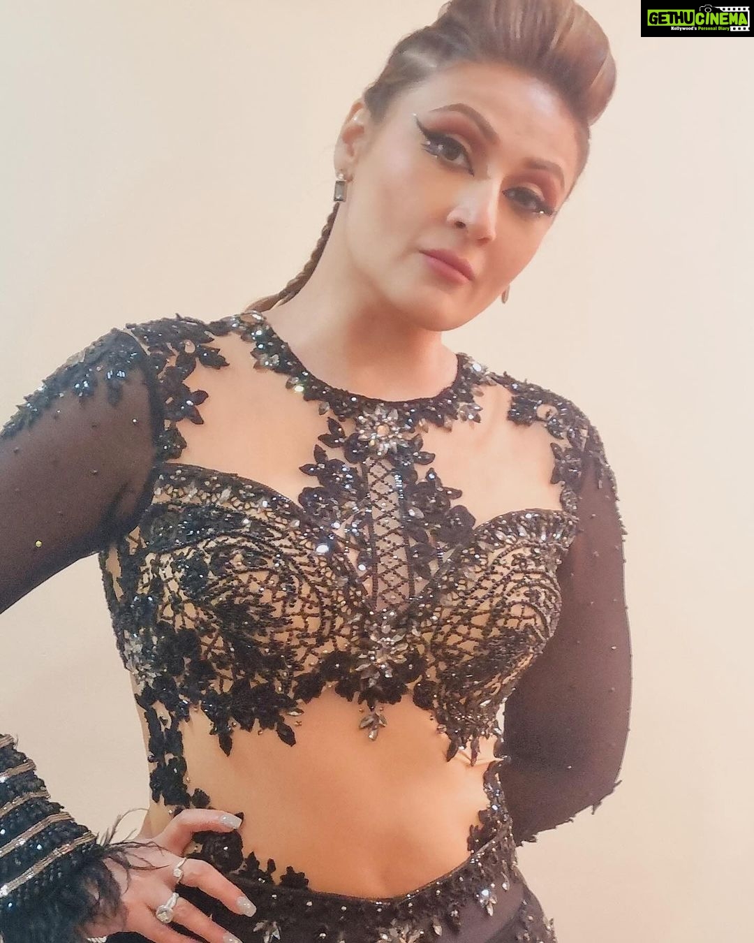 Urvashi Dholakia Instagram - All set for my first ever performance on #Jhalak 🖤 tell me how did you like my look? . . #jhalakdikhlajaa #jdj #urvashidholakia #realityshow #realitytv Costume by: @harshalds @shilpa.suraj.chhabra @komalsoni_