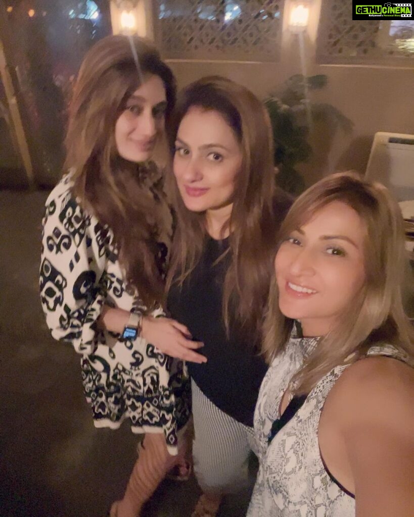Urvashi Dholakia Instagram - JUST US ❤️❤️ @anuluthria @khanna_ameessha : : #dussehra #nightout #girls #friends #forever #love #blessed #happiness #✨ Bayroute