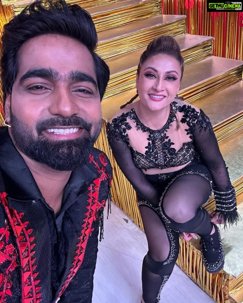 Urvashi Dholakia Instagram - A great beginning with a great partner @vabs_blockbusterentertainer 🤗✨ Can’t wait to explore the world of Dance with you💞🤗 A very special mention to @komalsurve23 & @shivamwankhede30 ❤️ Who have been my motivation for the last 20 days ❤️ I am truly blessed to have such a great team to guide me to teach me, and most importantly to encourage me that nothing is impossible! ❤️❤️❤️❤️ Pls don’t forget to watch #jhalakdikhhlajaa SEASON 11 only on @sonytvofficial starting 11th November (this Saturday) 😁 at 9:30pm 🤩 #urvashidholakia #dance #new #show #new #beginning #gratitude #❤️