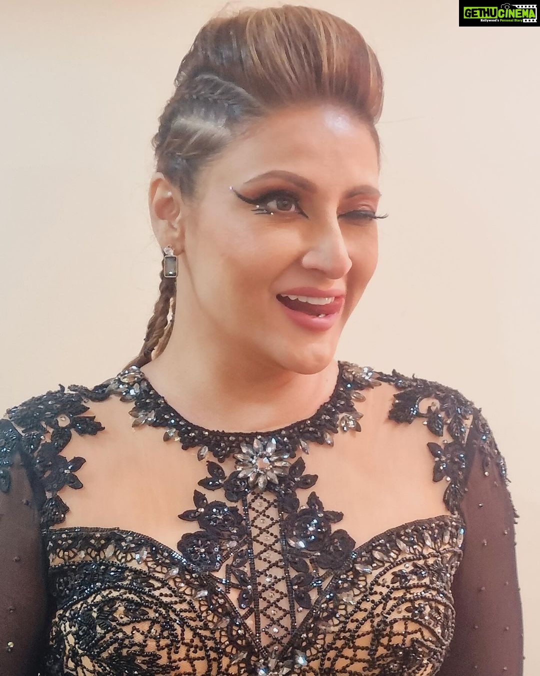 Urvashi Dholakia Instagram - All set for my first ever performance on #Jhalak 🖤 tell me how did you like my look? . . #jhalakdikhlajaa #jdj #urvashidholakia #realityshow #realitytv Costume by: @harshalds @shilpa.suraj.chhabra @komalsoni_