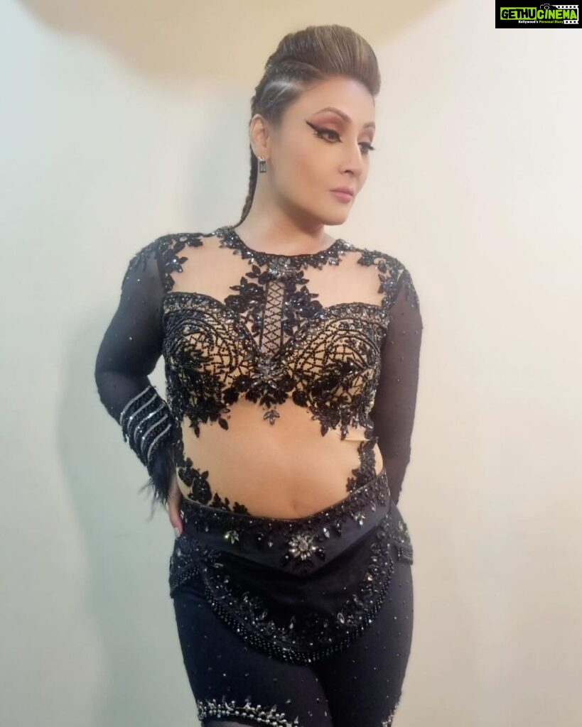 Urvashi Dholakia Instagram - All set for my first ever performance on #Jhalak 🖤 tell me how did you like my look? . . #jhalakdikhlajaa #jdj #urvashidholakia #realityshow #realitytv Costume by: @harshalds @shilpa.suraj.chhabra @komalsoni_