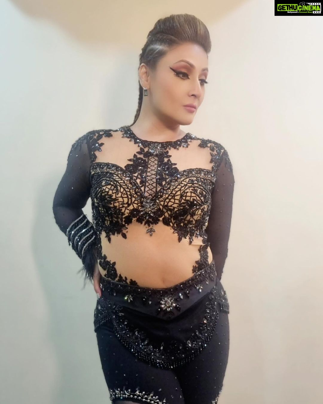 Urvashi Dholakia Instagram - All set for my first ever performance on #Jhalak 🖤 tell me how did you like my look? . . #jhalakdikhlajaa #jdj #urvashidholakia #realityshow #realitytv Costume by: @harshalds @shilpa.suraj.chhabra @komalsoni_