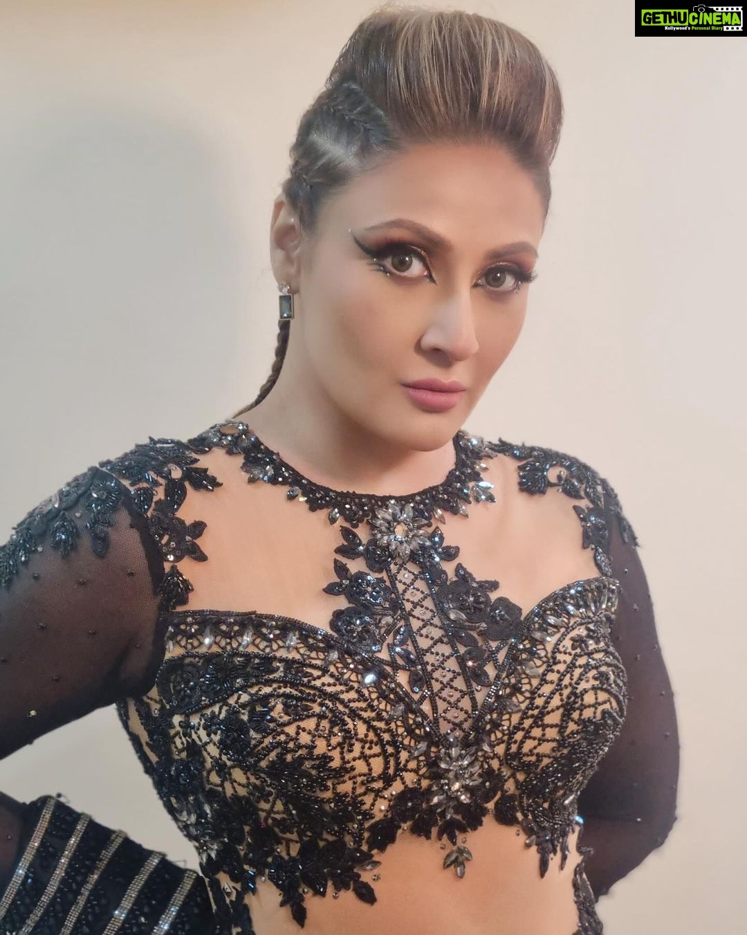Urvashi Dholakia Instagram - All set for my first ever performance on #Jhalak 🖤 tell me how did you like my look? . . #jhalakdikhlajaa #jdj #urvashidholakia #realityshow #realitytv Costume by: @harshalds @shilpa.suraj.chhabra @komalsoni_