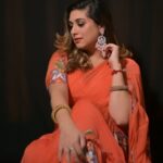 Vahbbiz Dorabjee Instagram – Wishing you all a #happydhanteras 🎉🎉🎉
May Goddess Laxmi Fill your Life with Wealth and Prosperity 🌸🪔
#diwali #diwalivibes

Videography:- @ashish_ojha_photography 
Makeup & Hair:- @makeupbyurmee 
Outfit:- @bunaai