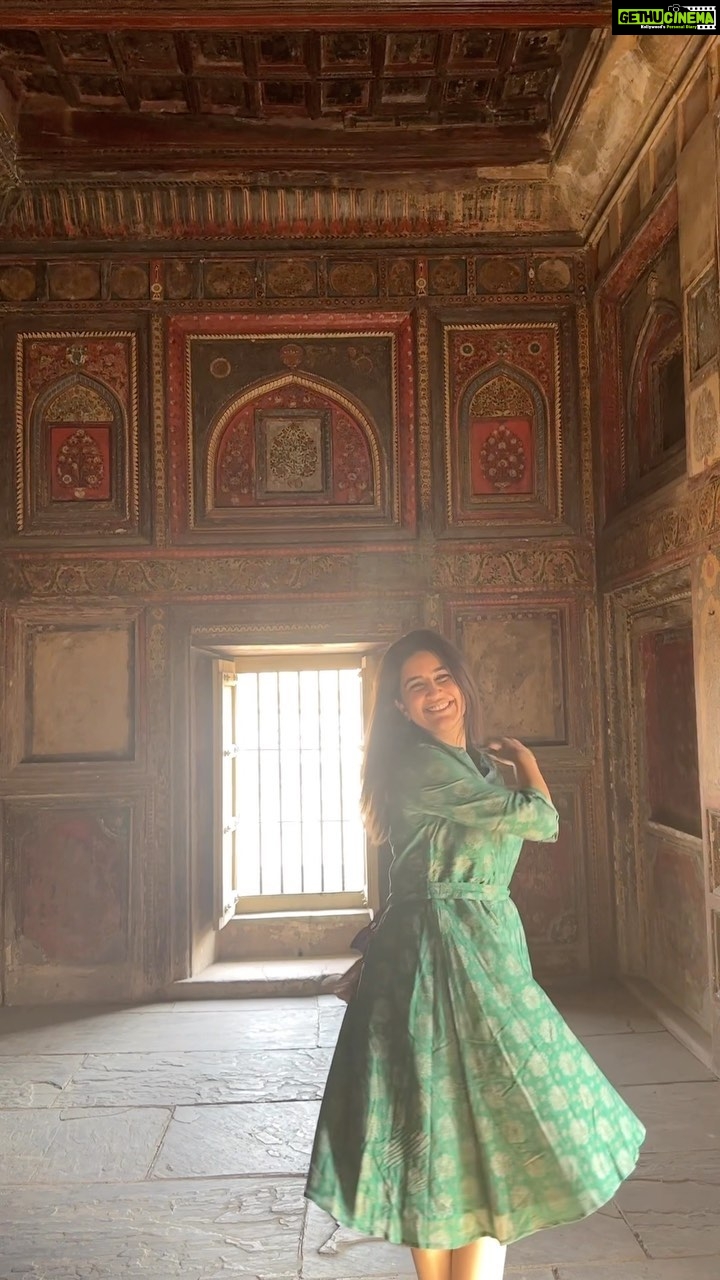 Vaidehi Parashurami Instagram - Twirling around the world… 📹 @archananipankar #twirling #travelling #exploring #lovetotravel #mondaymood #mondaymotivation #keeptraveling #keepexploring