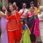Vaishnavi Gowda Instagram - 'ಸೀತಾರಾಮ' ಟೀಮ್‌ನ ಸಪ್ತ ಸ್ವರ ಸಾಗರ' ನೀವೊಂದ್ಸಲ ಕೇಳಿಬಿಡಿ! #ZeeKutumbaAwards2023 #ZKA2023 #NominationParty #SeethaRaama #ZeeKannada #BayasidaBaagiluTegeyona
