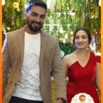 Vaishnavi Gowda Instagram - ಜೊತೆಜೊತೆಗೇ ಬಂದ ಸೀತಾರಾಮ ಜೋಡಿ! ಜೀ಼ ಕನ್ನಡ ಕುಟುಂಬ ಅವಾರ್ಡ್ಸ್-2023 'Nomination Party' | ಭಾನುವಾರ ಸಂಜೆ 4ಕ್ಕೆ. #ZeeKutumbaAwards2023 #ZKA2023 #NominationParty #RedCarpet #ZKReels #ZeeOnTheGoReels #ZeeKannada #BayasidaBaagiluTegeyona
